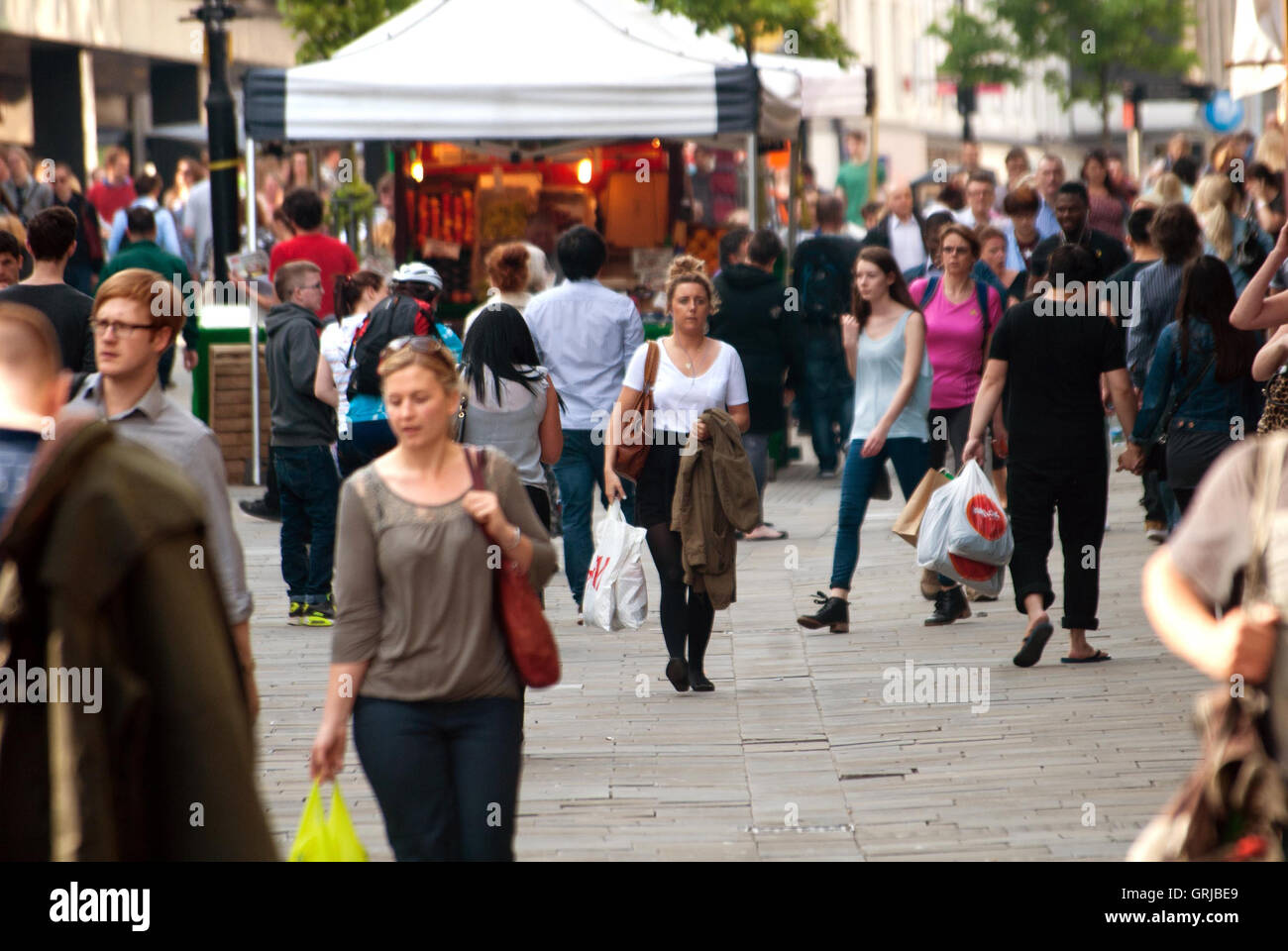 Los compradores en Northumberland Street, Newcastle Foto de stock