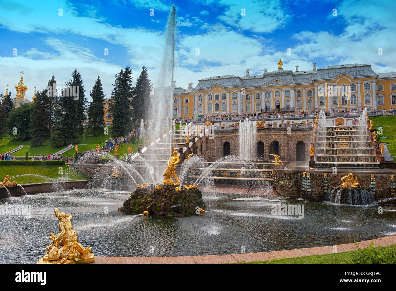 Jardines de palacio Petrodvorets Pedro Palace o el Zar Pedro el Grande en estilo barroco y clásico en San Petersburgo, Rusia Foto de stock