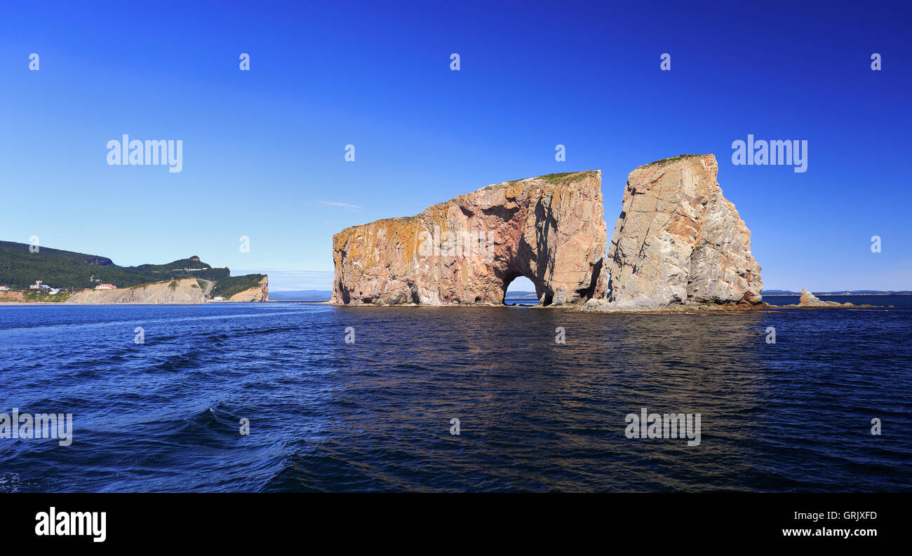 Perce Rock desde el mar, océano Atlántico, Quebec, Canadá Foto de stock