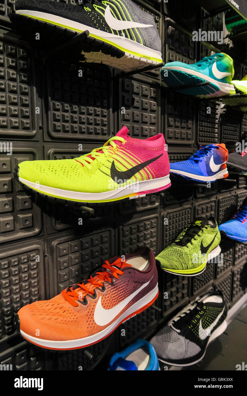 Nike store new york fotografías e imágenes de alta resolución - Alamy