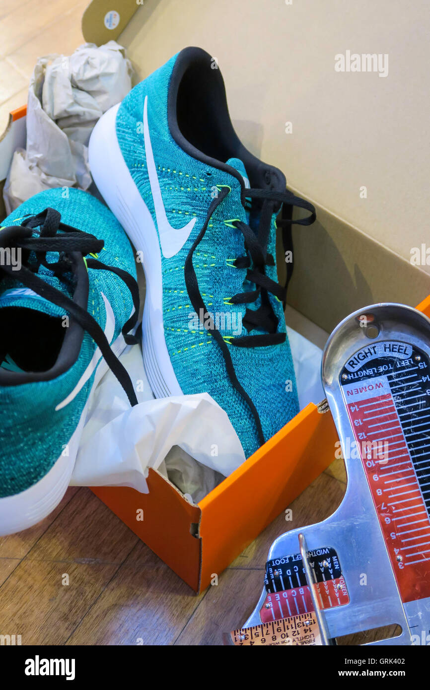 Nike shoe turquesa fotografías e imágenes de alta resolución - Alamy