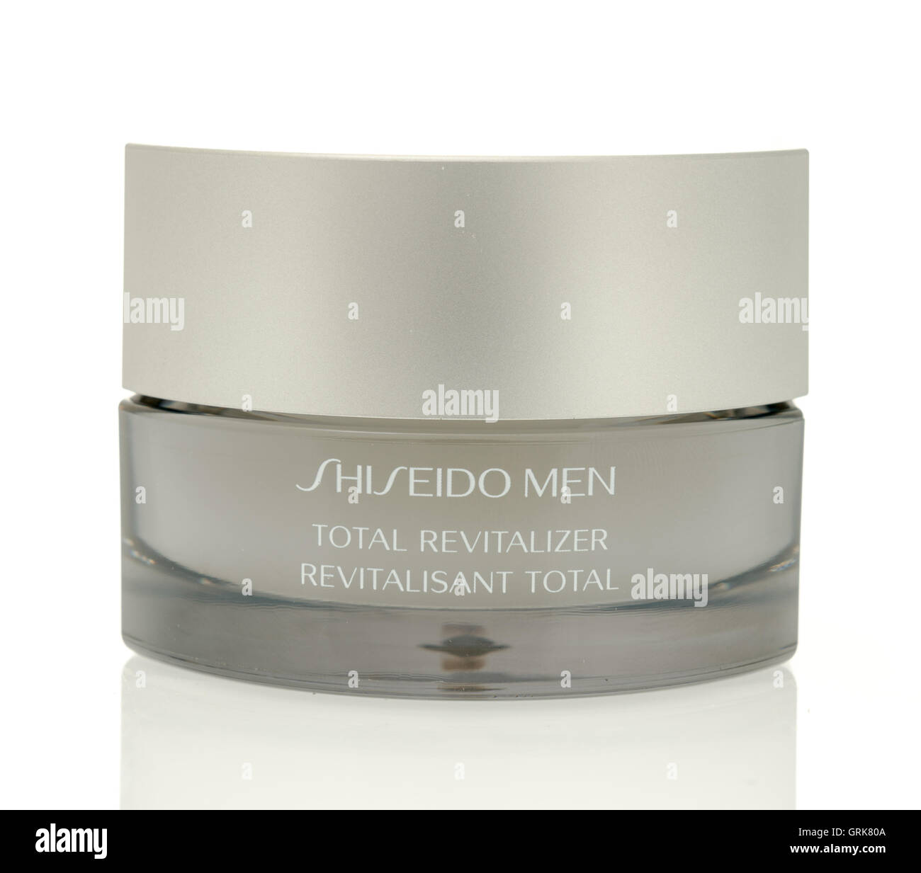 Winneconne, WI - 4 Agosto 2016: Shiseido men total crema facial revitalizante.En una aislada de fondo. Foto de stock