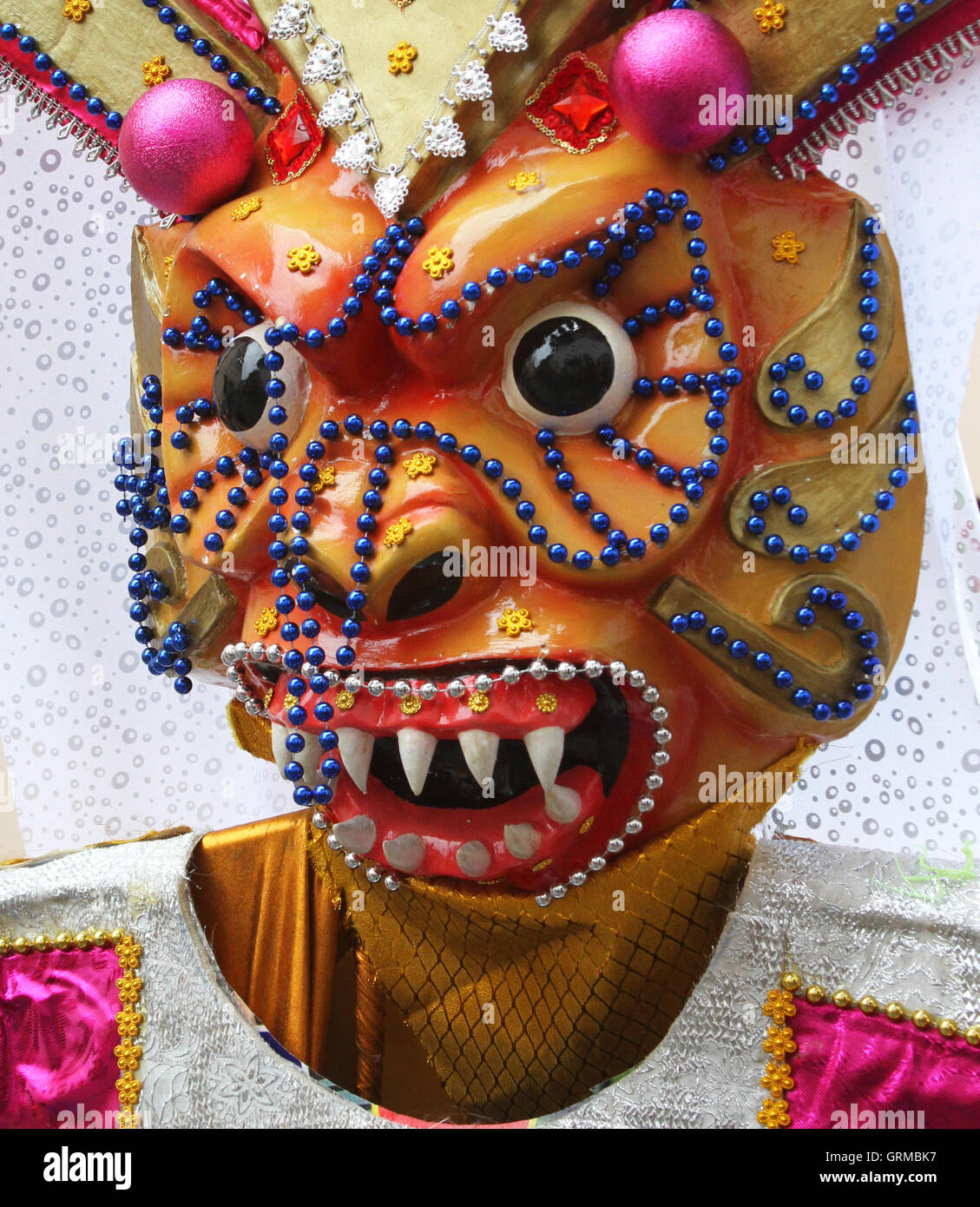 Colorido carnaval diablo máscara con cordones azules y señaló los dientes  Fotografía de stock - Alamy