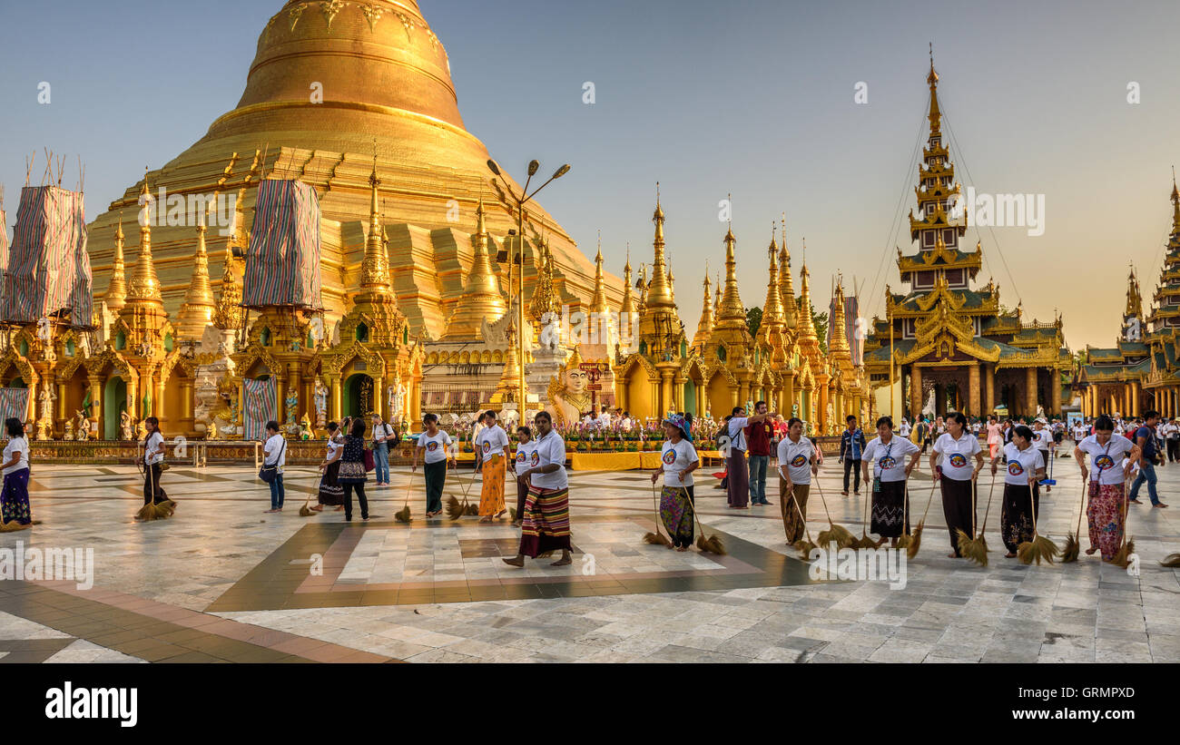 Asistentas trabajando en el Templo de Shwedagon Pagoda. Foto de stock