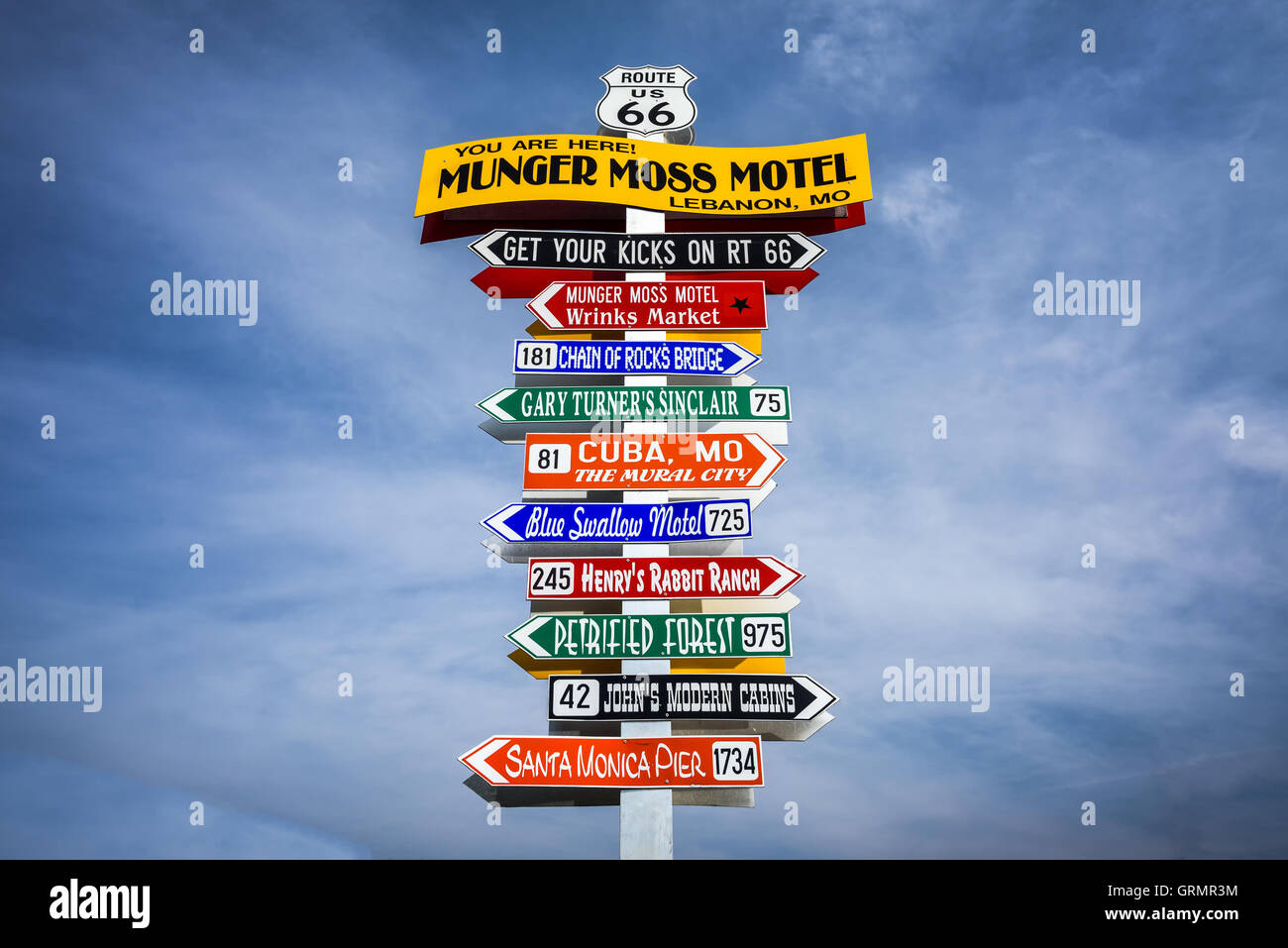 Dirección gracioso en el cartel Munger Moss Motel con nombres de famosos atractivos de la ruta 66. Foto de stock
