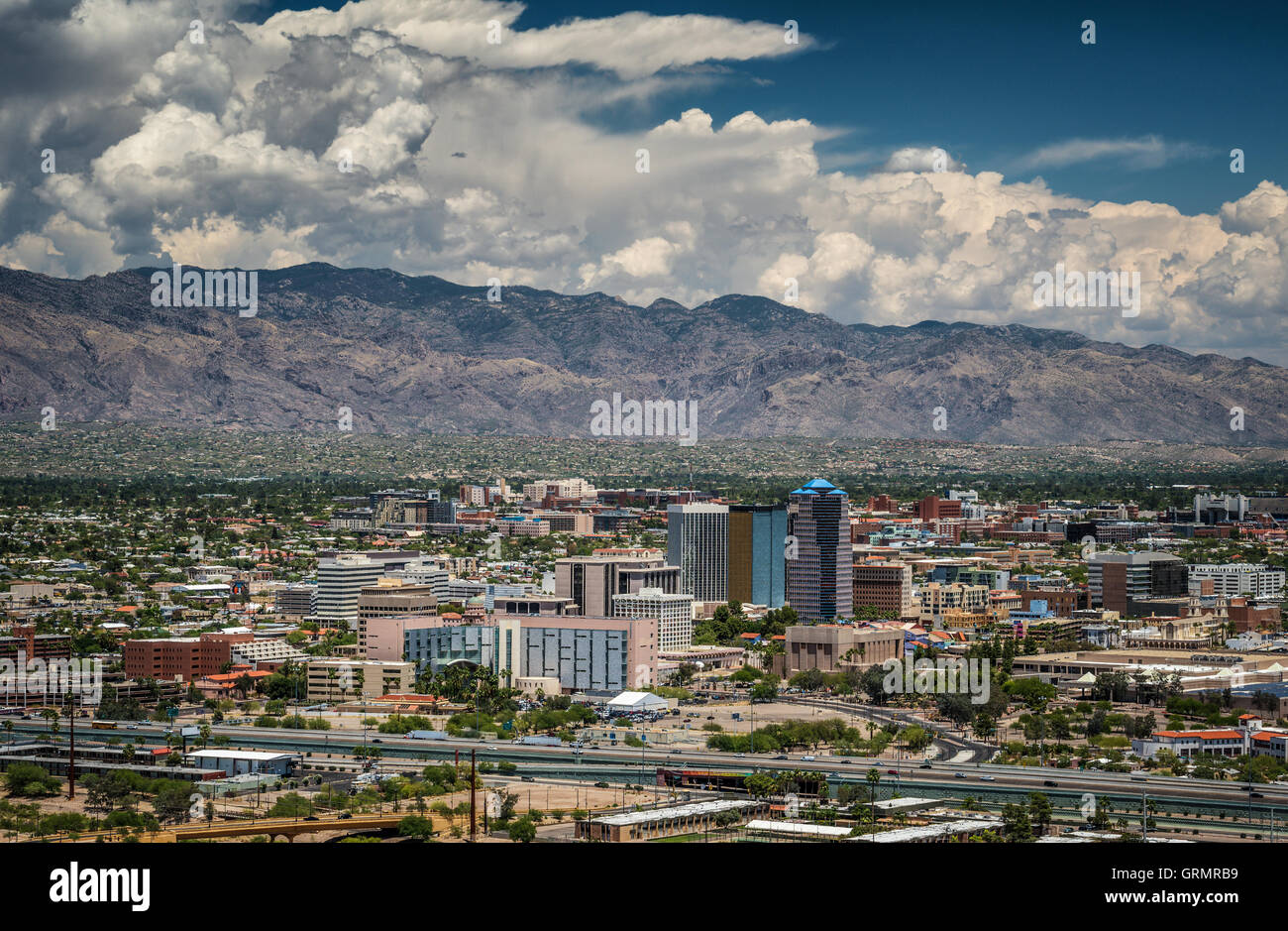 Horizonte de Tucson y Santa Catalina cordillera desde Pico Centinela Park, Tucson, Arizona, EE.UU. Foto de stock