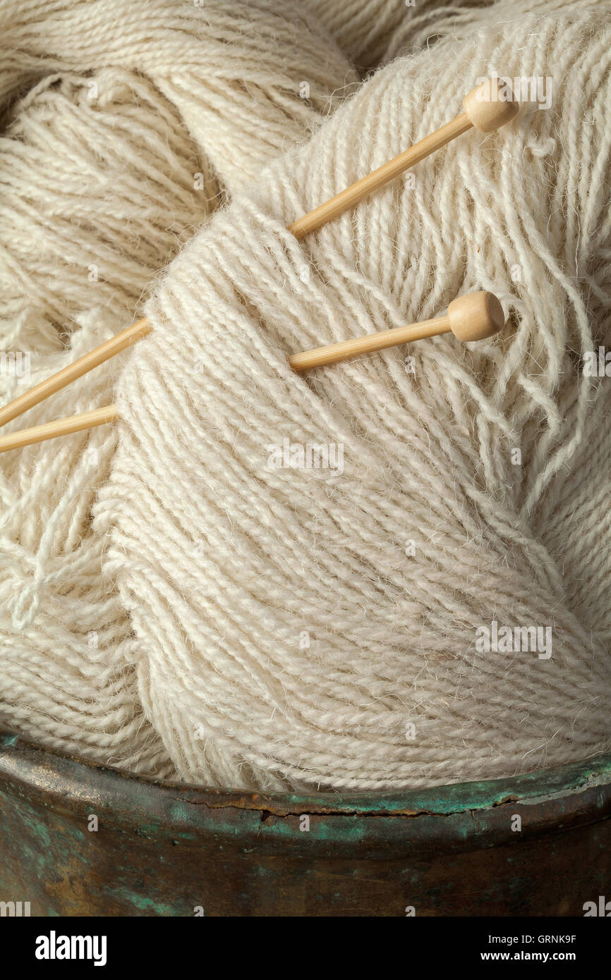 Hilados de lana de oveja artesanal natural Foto de stock