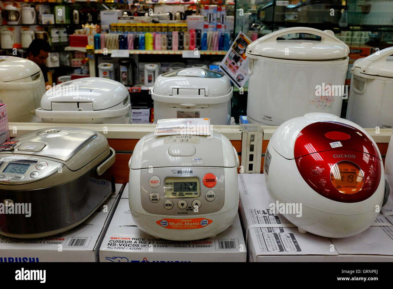 https://c8.alamy.com/compes/grnpej/ollas-de-arroz-para-la-venta-en-la-nueva-tienda-de-hombre-kam-uno-de-los-mas-grandes-supermercado-chino-en-chinatown-manhattan-nueva-york-ee-uu-grnpej.jpg