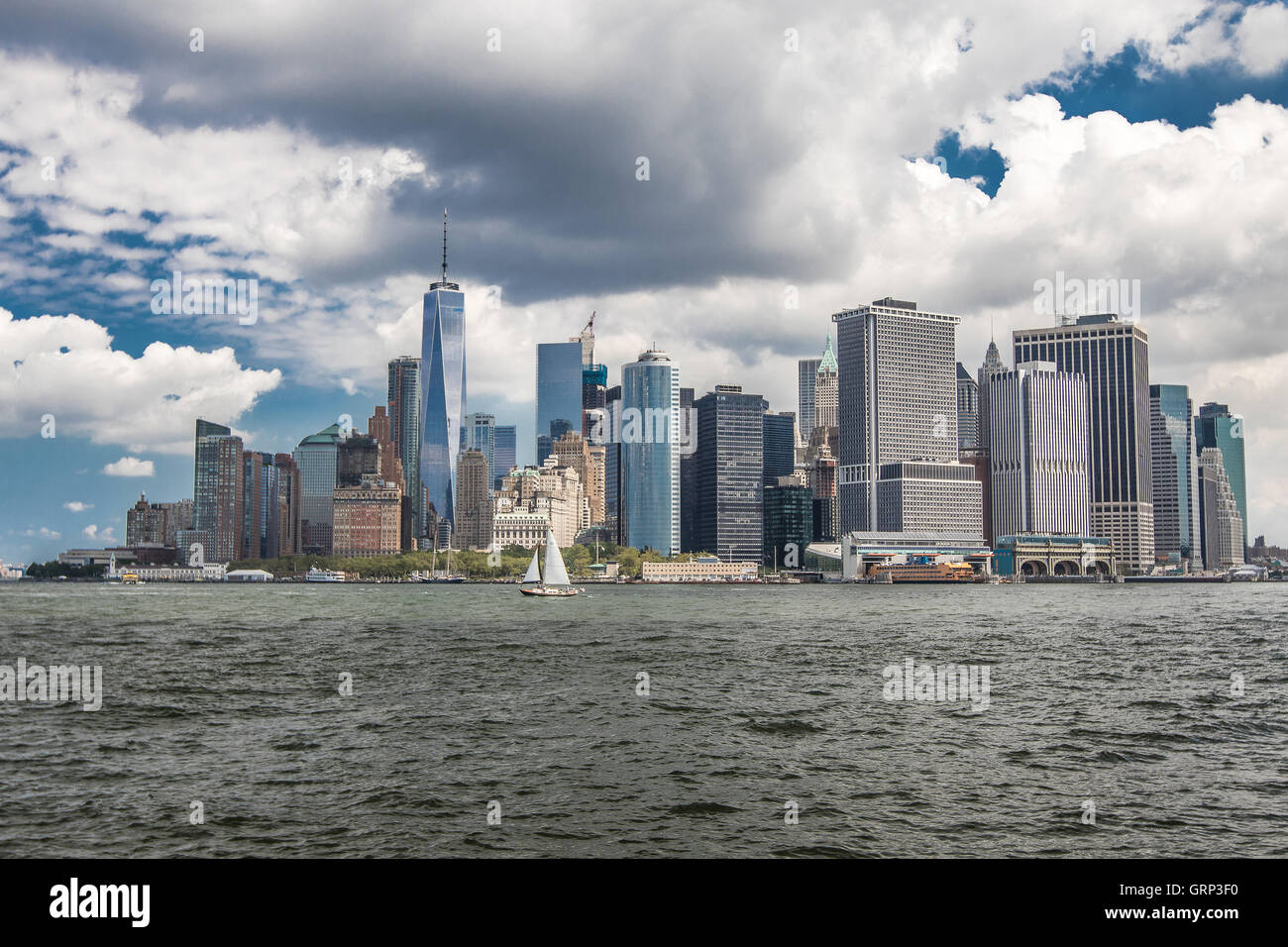 Una vista de Manhattan desde el puerto de Nueva York. Foto de stock