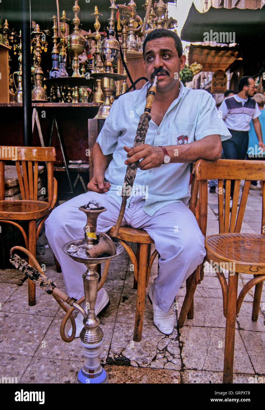 Fumar shisha, café Fishawi, Cairo, Egipto Foto de stock