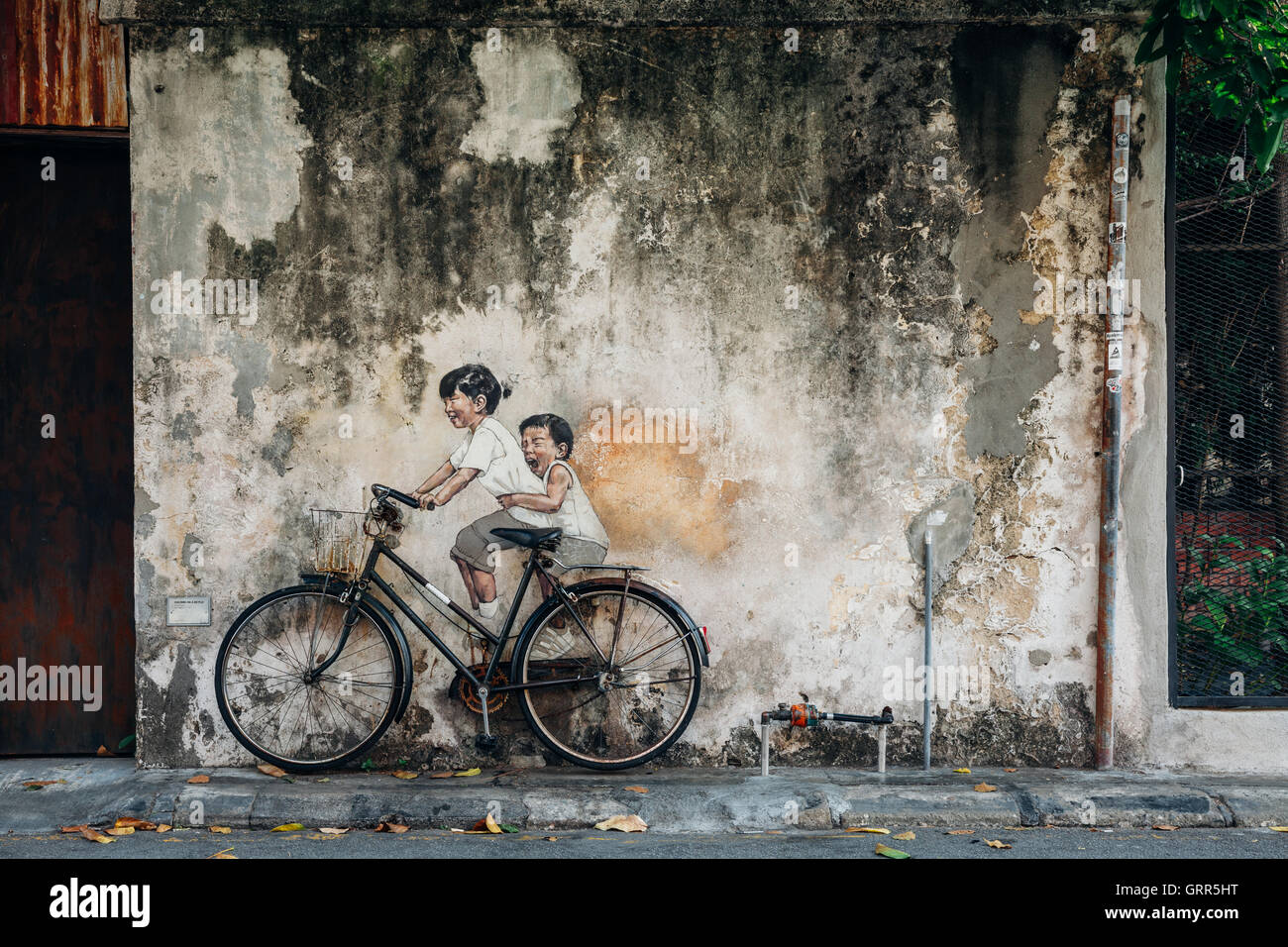 George Town, Malasia - Marzo 21, 2016: la famosa Calle Penang creativo arte en la pared de la zona de amortiguamiento del patrimonio de la UNESCO. Foto de stock