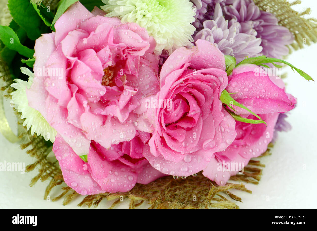 Bouquet de flores con rosas rosas y chrisanthemum. Foto de stock