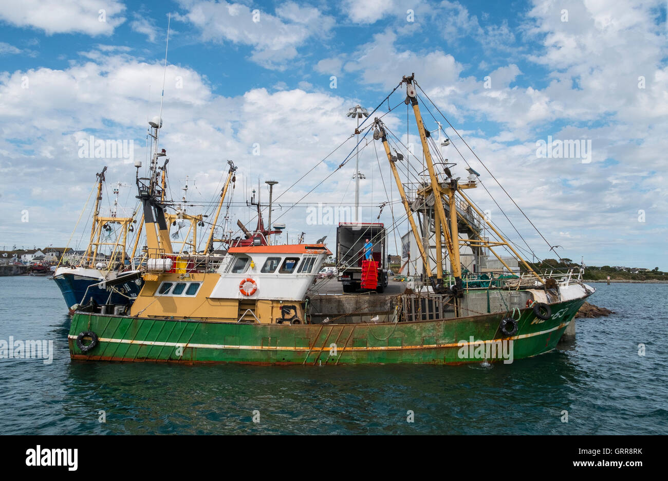 La pesca de arrastre del muelle de puerto de desembarque de captura Foto de stock