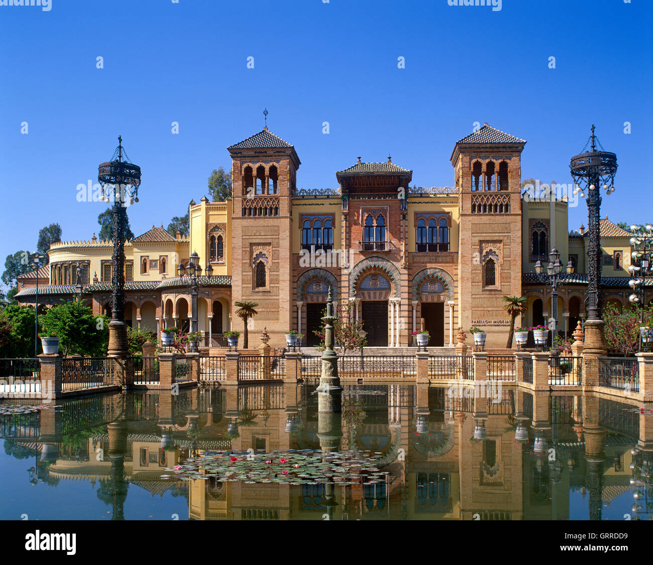 Pabellón Mudéjar, Parque de Maria Luisa, Sevilla, Andalucía, España. Foto de stock