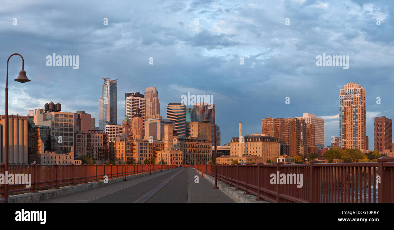 Minneapolis. Imagen panorámica de Minneapolis Downtown al amanecer. Foto de stock