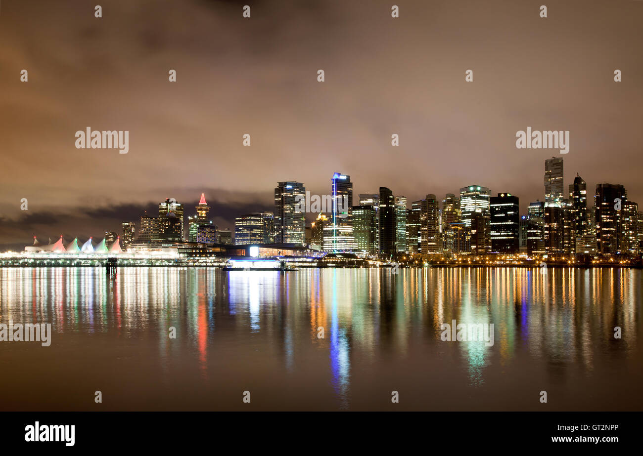 Vancouver skyline en la noche, BC Canadá Foto de stock