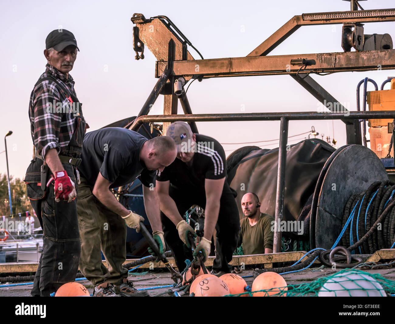 Los pescadores que trabajan con panty en el puerto Foto de stock