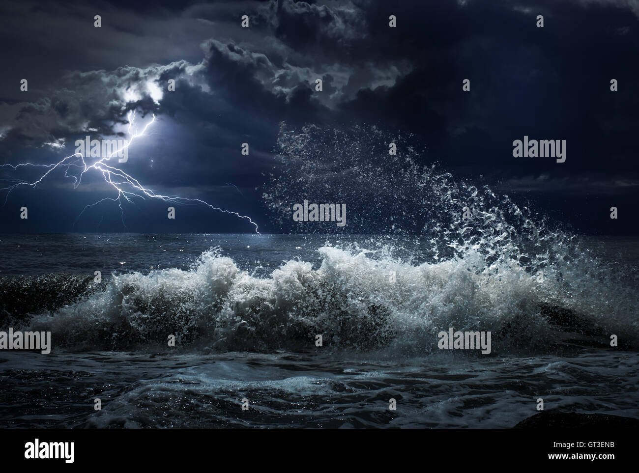Storm con lgihting oscura del océano y las olas por la noche Foto de stock
