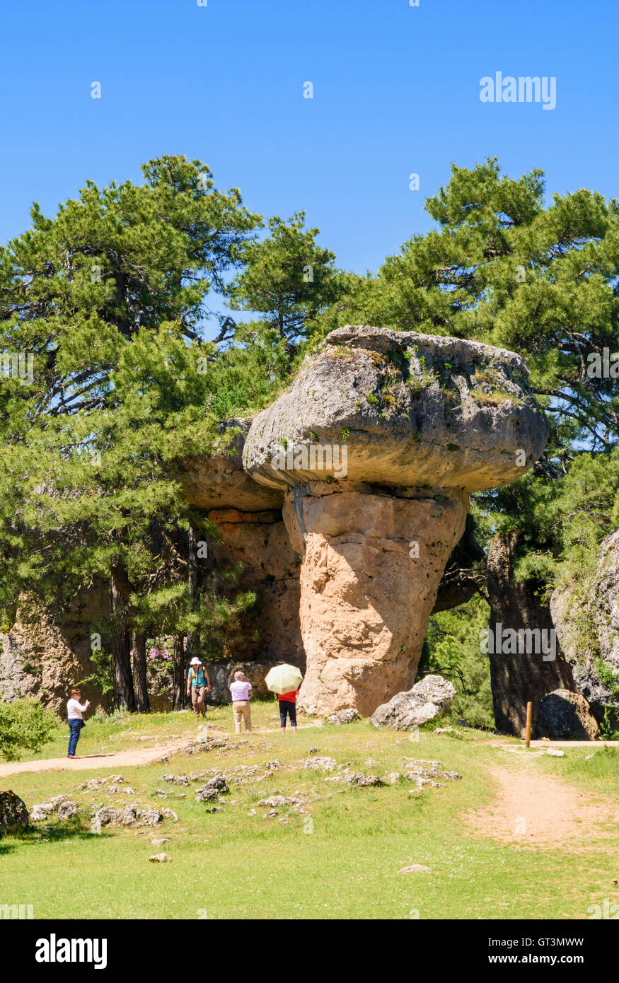 Los turistas explorar formaciones rocosas modeladas por la erosión en la Ciudad Encantada cerca de Cuenca, España Foto de stock