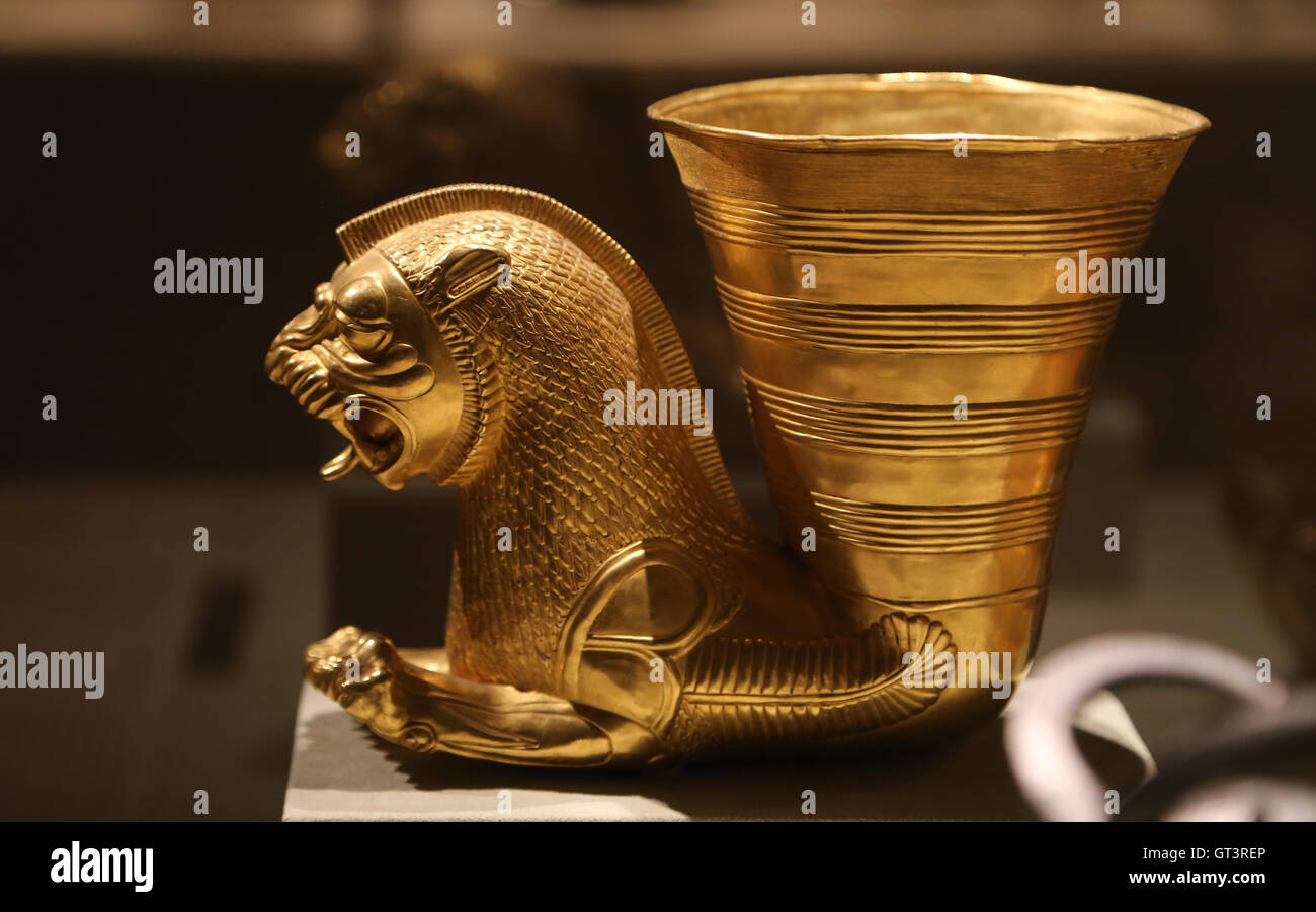 León persa aqueménida rhyton. Oro. 5to siglo A.C.. Irán. Aqueménidas. Foto de stock