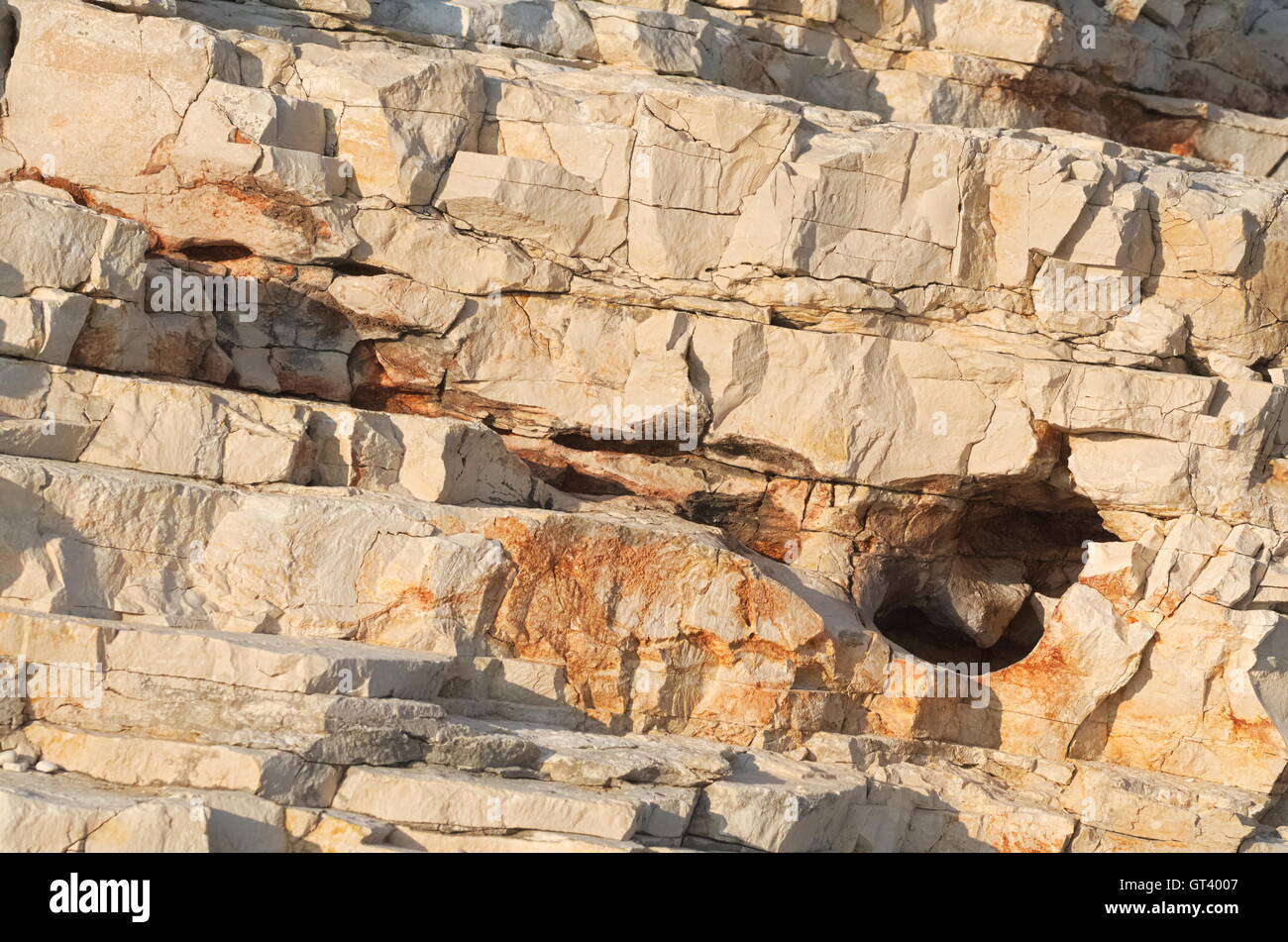 Brown fragmentada roca sedimentaria Closeup Capas de sección transversal Foto de stock