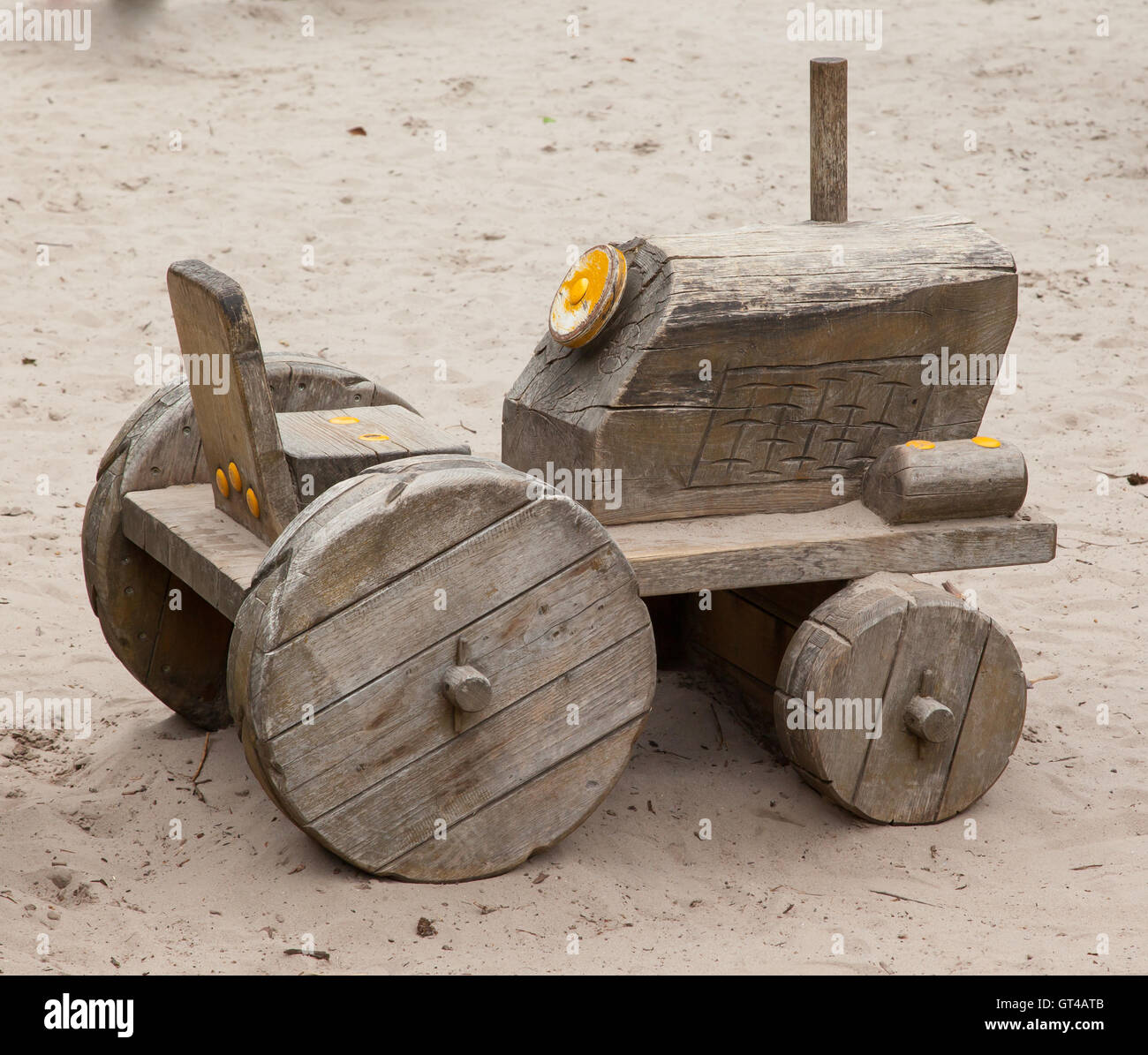 Juguete de madera tractor con remolque Fotografía de stock - Alamy