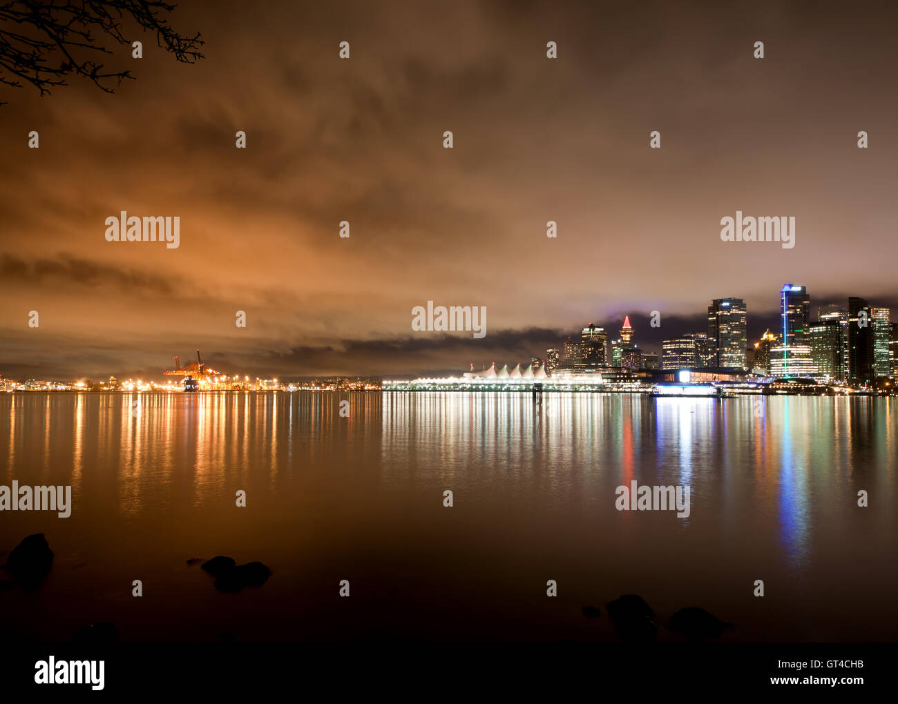 Vancouver skyline en la noche, BC Canadá Foto de stock