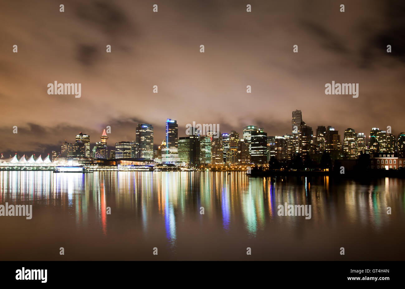 Vancouver skyline en la noche, BC Canadá Foto de stock
