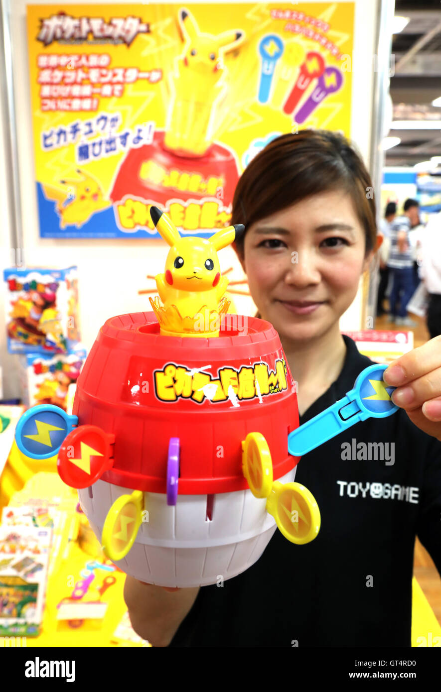 Tokio, Japón. 8 Sep, 2016. Fabricante de juguetes japonés Tomy empleado  muestra el nuevo juguete 'Pop-up Pikachu', el famoso personaje de Pokemon  Pikachu salta de un barril cuando un palo se inserta