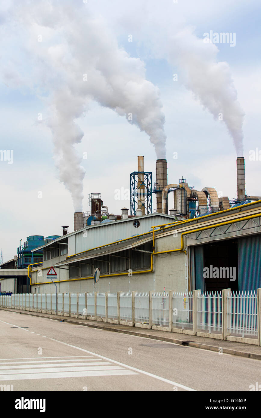 La contaminación del medio ambiente industria chimenea fábrica de humo sky  air vapor energía smog industrial el calentamiento global chemical  Fotografía de stock - Alamy