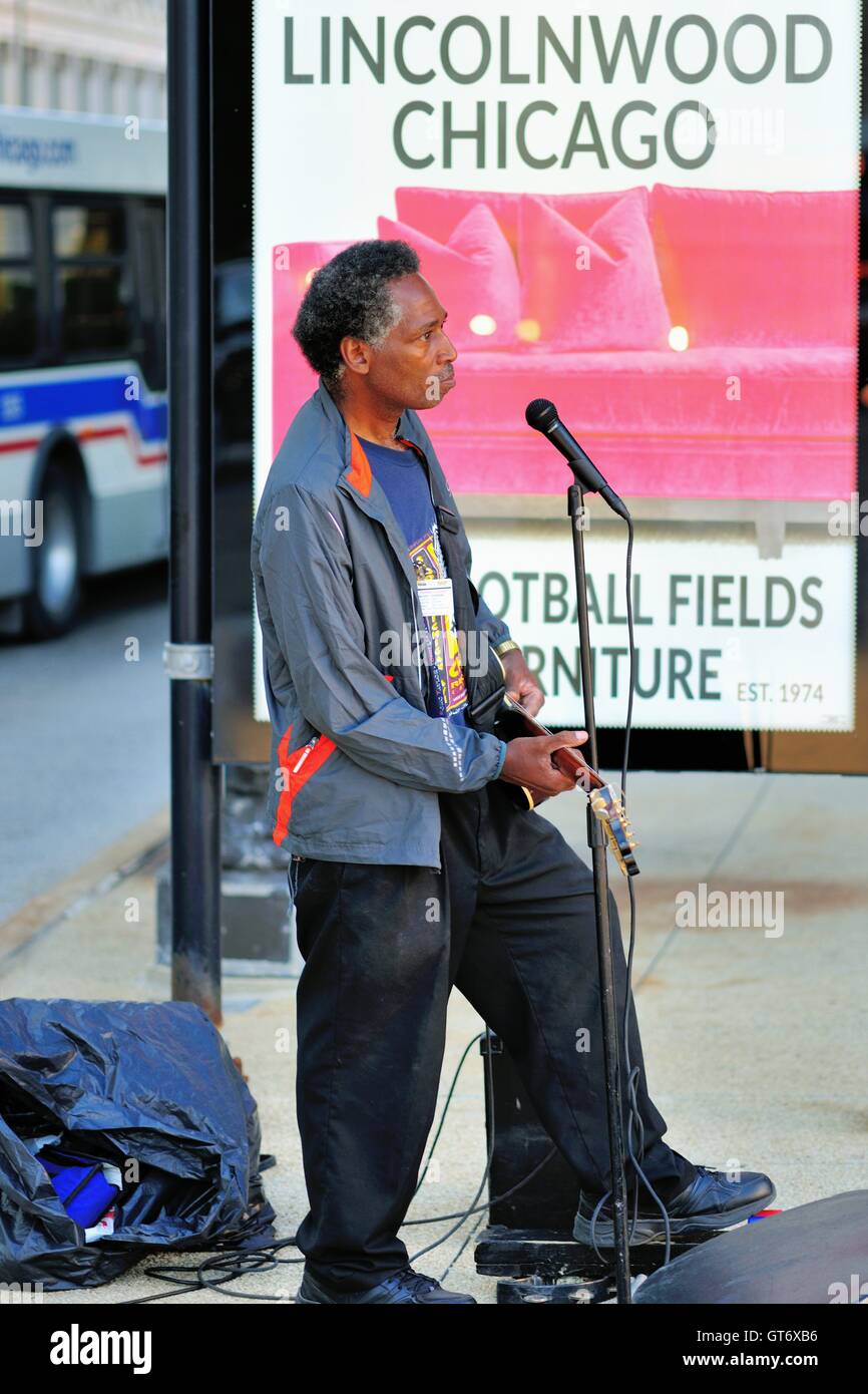 Una calle músico tocando en Michigan Avenue, justo fuera de la Chicago Jazz Festival anual en el Parque del Milenio. Chicago, Illinois, Estados Unidos. Foto de stock