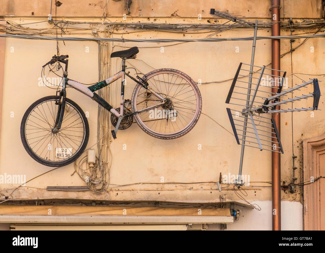 Ganchos para colgar bicicletas fotografías e imágenes de alta resolución -  Alamy