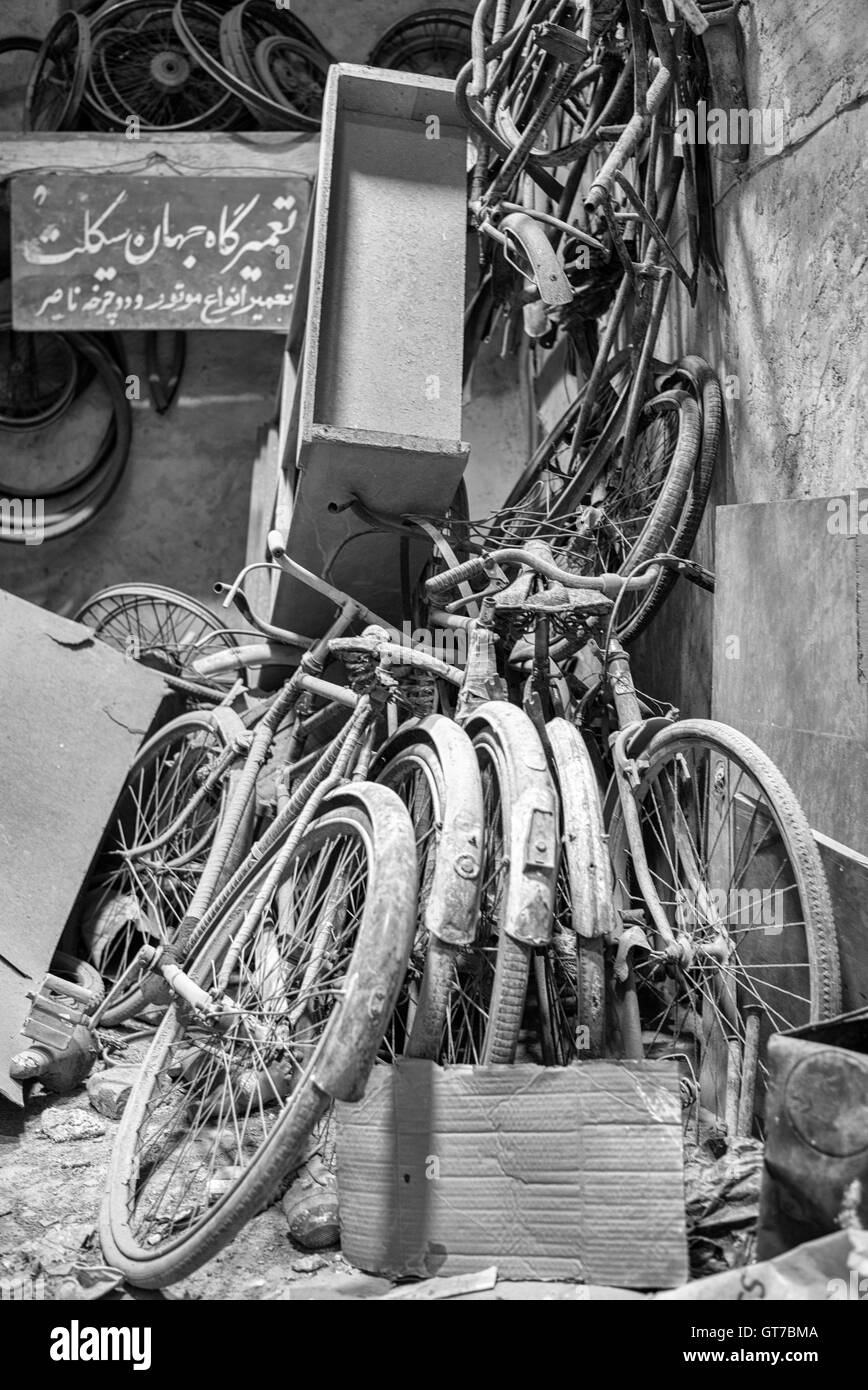 Antiguo taller de reparación de bicicletas con herramientas y bicicletas  cubierto de polvo en Yazd, Irán Fotografía de stock - Alamy