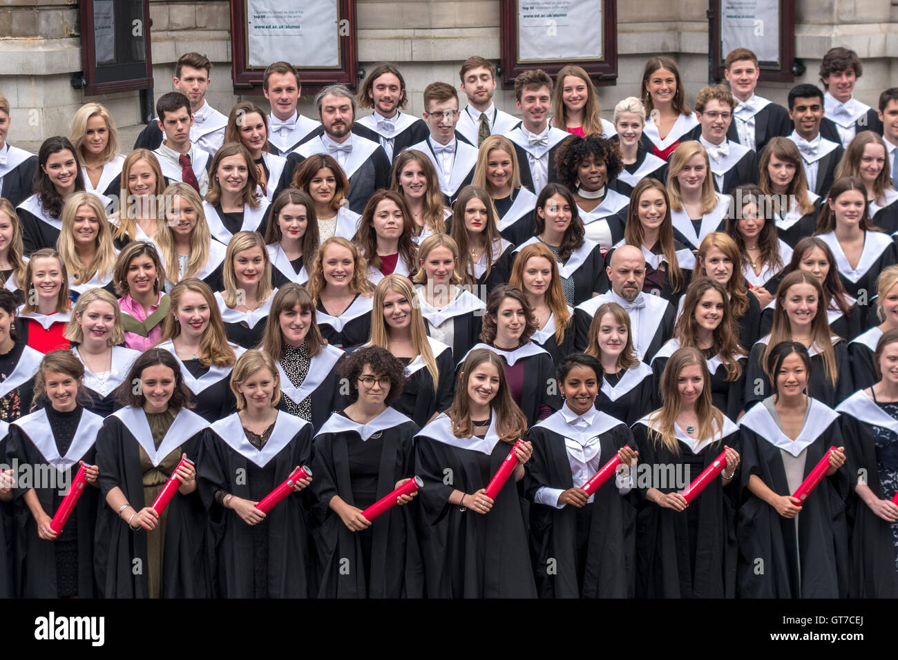 Día de Graduación en la Universidad de Edimburgo. Los estudiantes que se gradúan feliz posando para la foto de grupo formal fuera de Usher Hall. Foto de stock