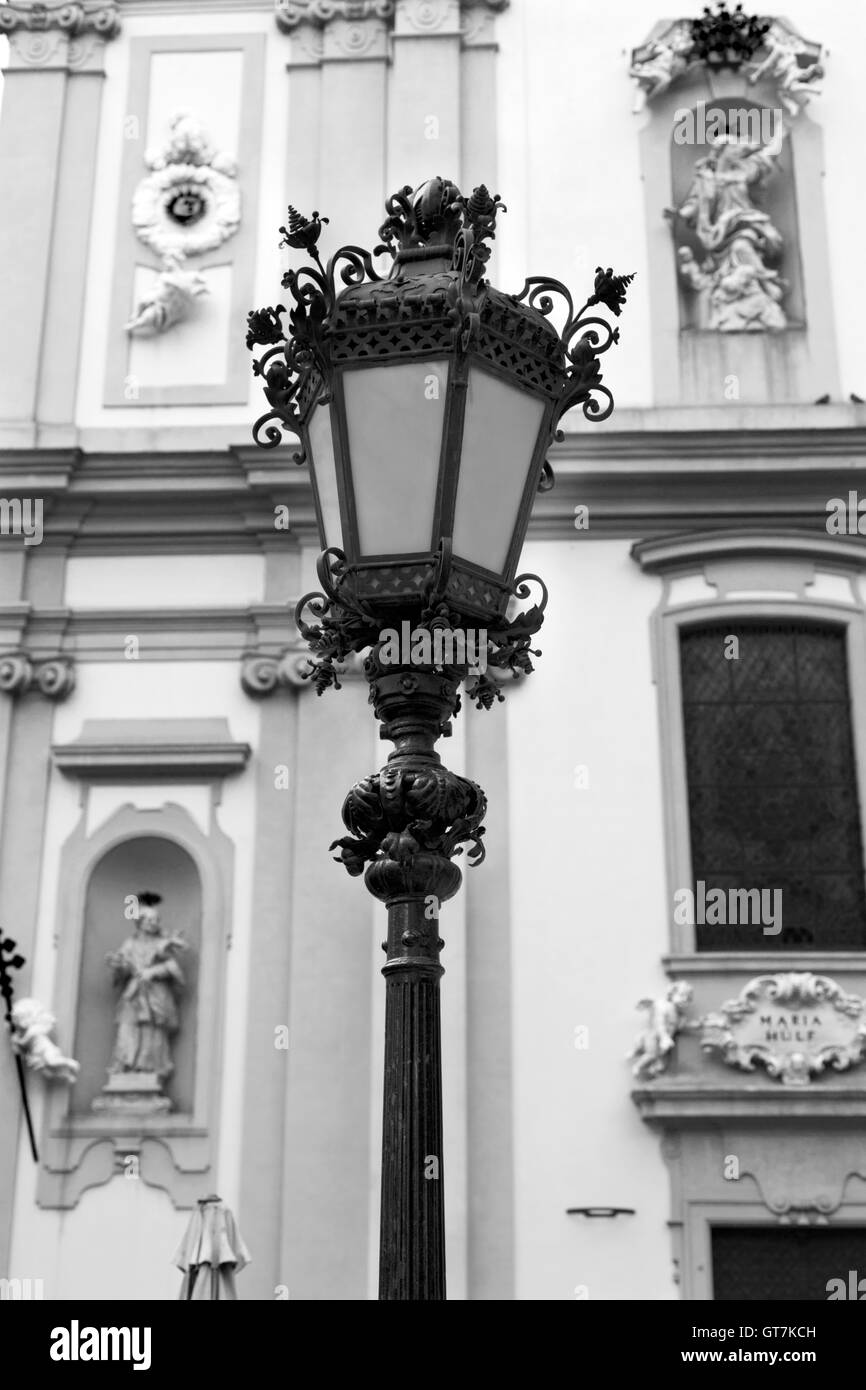 Bronce decorar una lámpara de la calle Main Street, en el centro de Viena, Austria Foto de stock