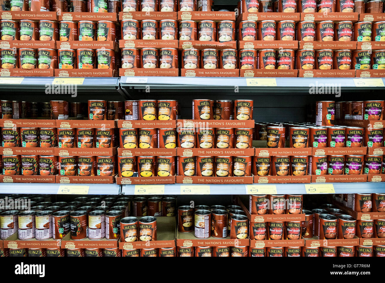 Diversos tipos de sopas Heinz en la pantalla en un supermercado. Foto de stock