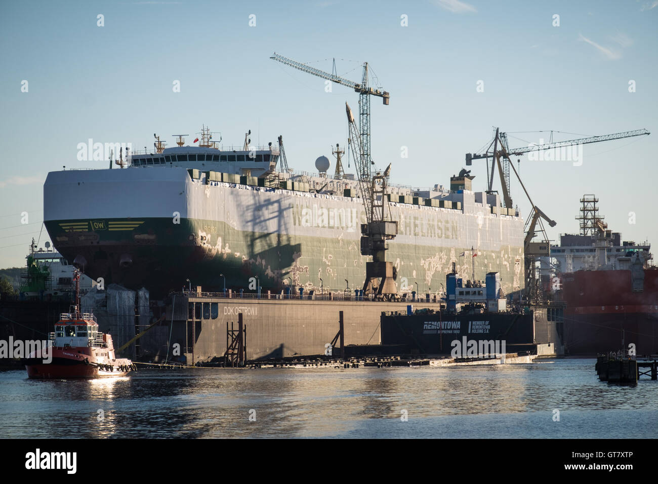 Los buques estaban renovando en el astillero de Gdansk, Polonia Foto de stock