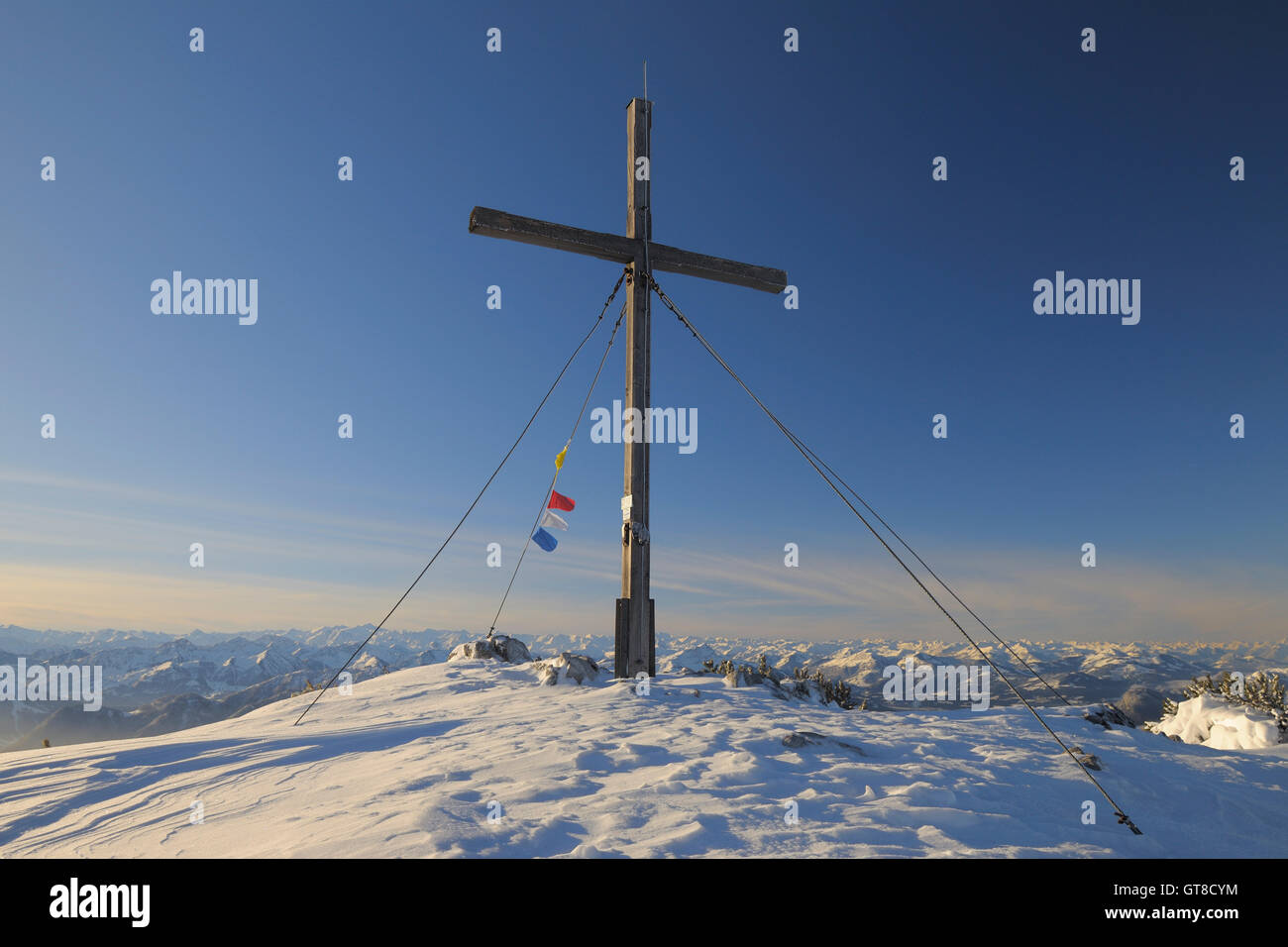 Cruz de cumbre, Steinplatte, Waidring, Tirol, Austria Foto de stock