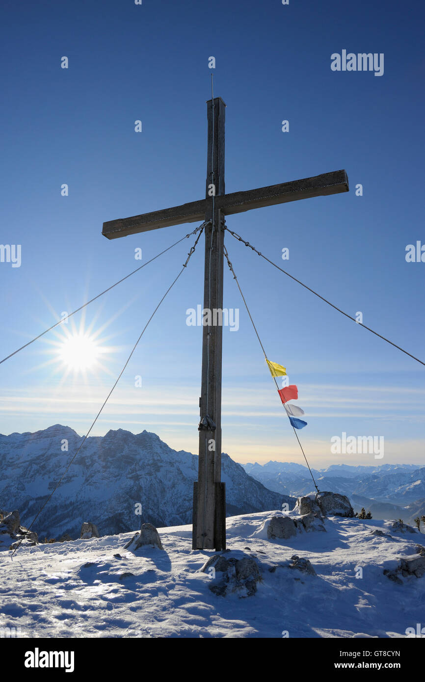 Cruz y banderas de oración budista en la Cumbre, Steinplatte, Waidring, Tirol, Austria Foto de stock