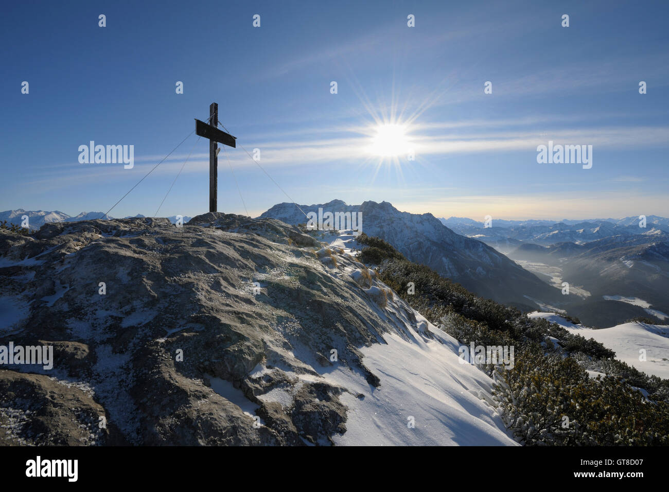 Cruz de cumbre, Steinplatte, Waidring, Tirol, Austria Foto de stock
