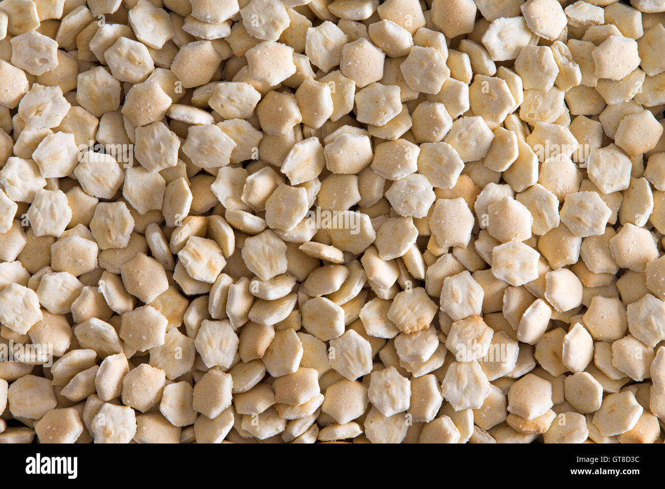 Textura de fondo de pequeñas ostras cocidas en horno de galletas normalmente servido con sopa en un fotograma completo closeup vista desde arriba Foto de stock