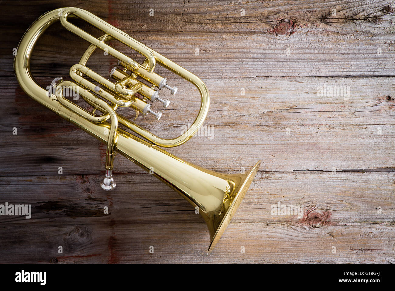 Cuerno barítono brillante instrumento musical en un piso de madera con  copia espacio en el lado derecho Fotografía de stock - Alamy