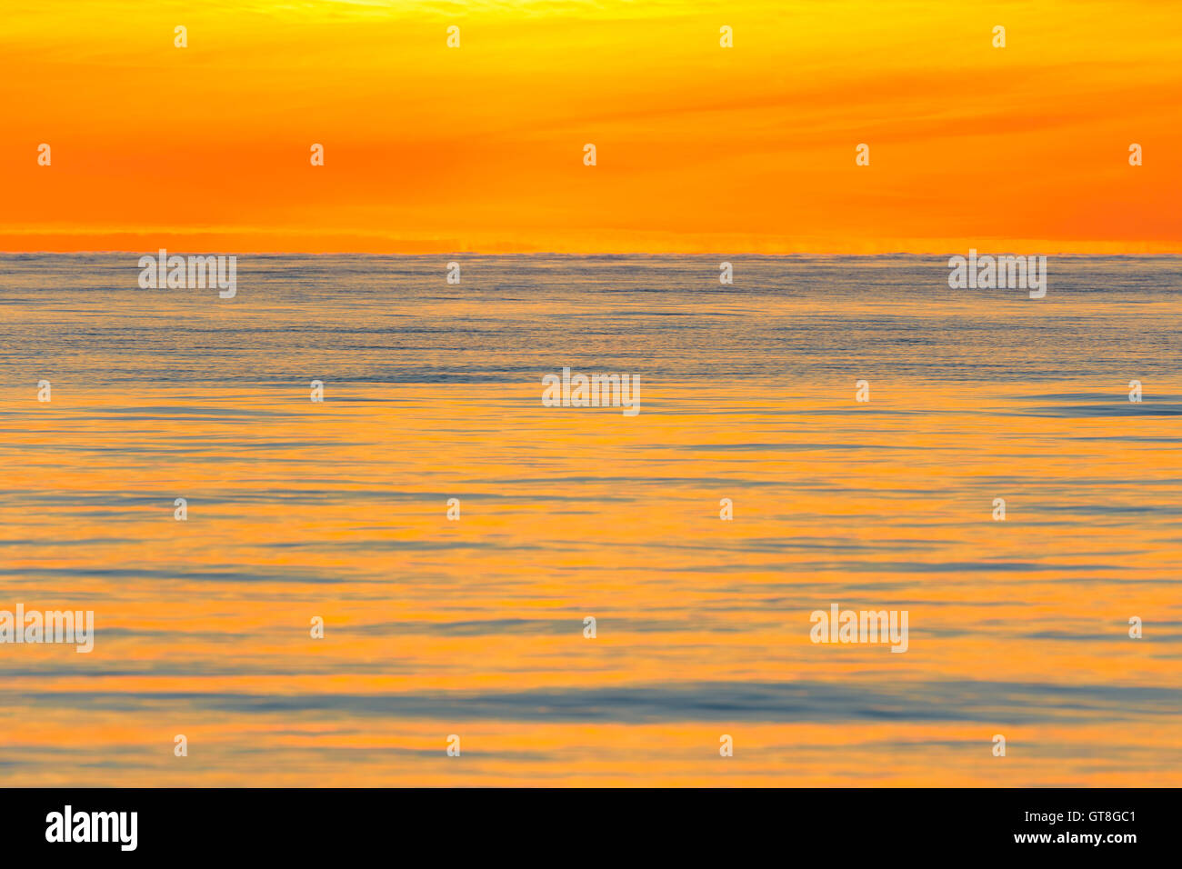 Puesta de sol sobre el mar en verano, Sjeallands Odde, Odsherred, Mar Báltico, Zelanda, Dinamarca Foto de stock