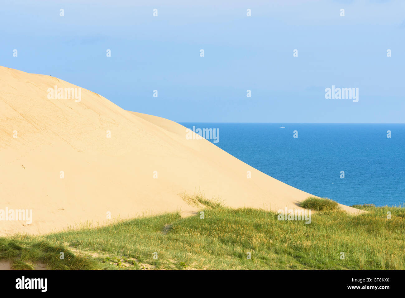 Una duna de arena con el Mar del Norte, Rubjerg Knude, Lokken, norte de Jutlandia, Dinamarca Foto de stock