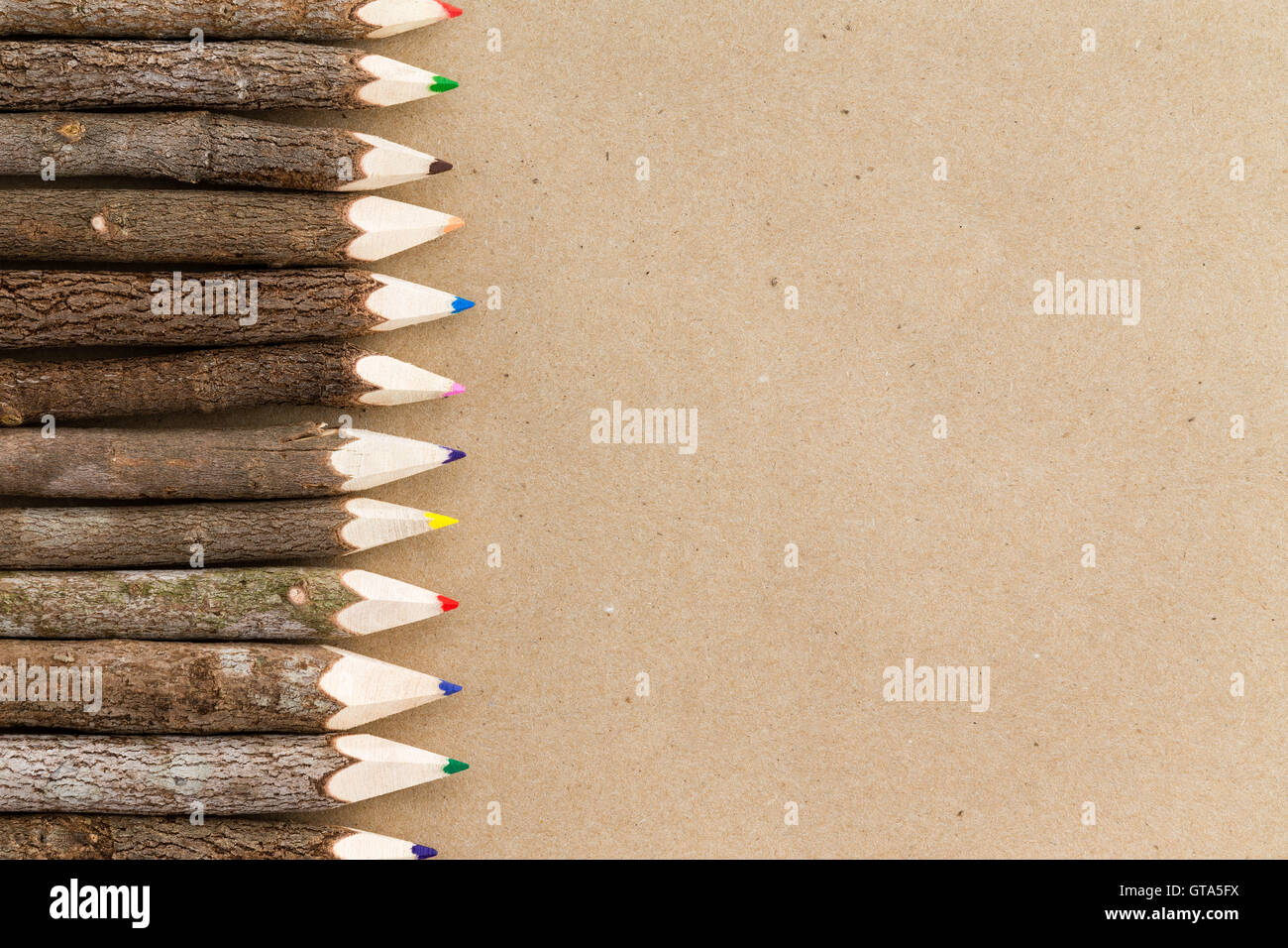 Lápiz lápiz de madera natural rústica con el borde afilado hacia puntos de copia en blanco el espacio de papel marrón Foto de stock