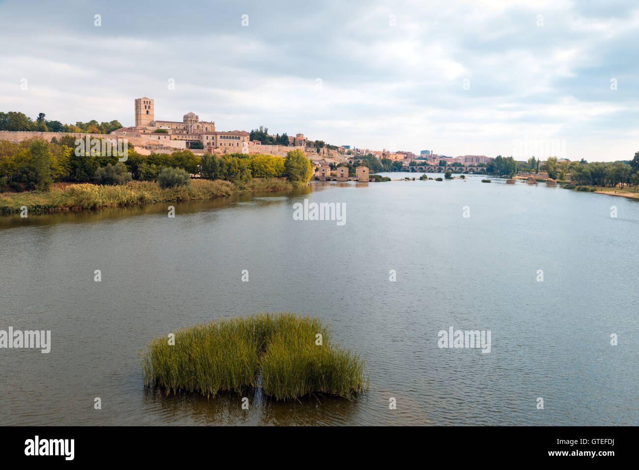 Ciudades Por Donde Pasa El Rio Duero Vista del Río Duero a través de Zamora con la silueta de la catedral  Fotografía de stock - Alamy