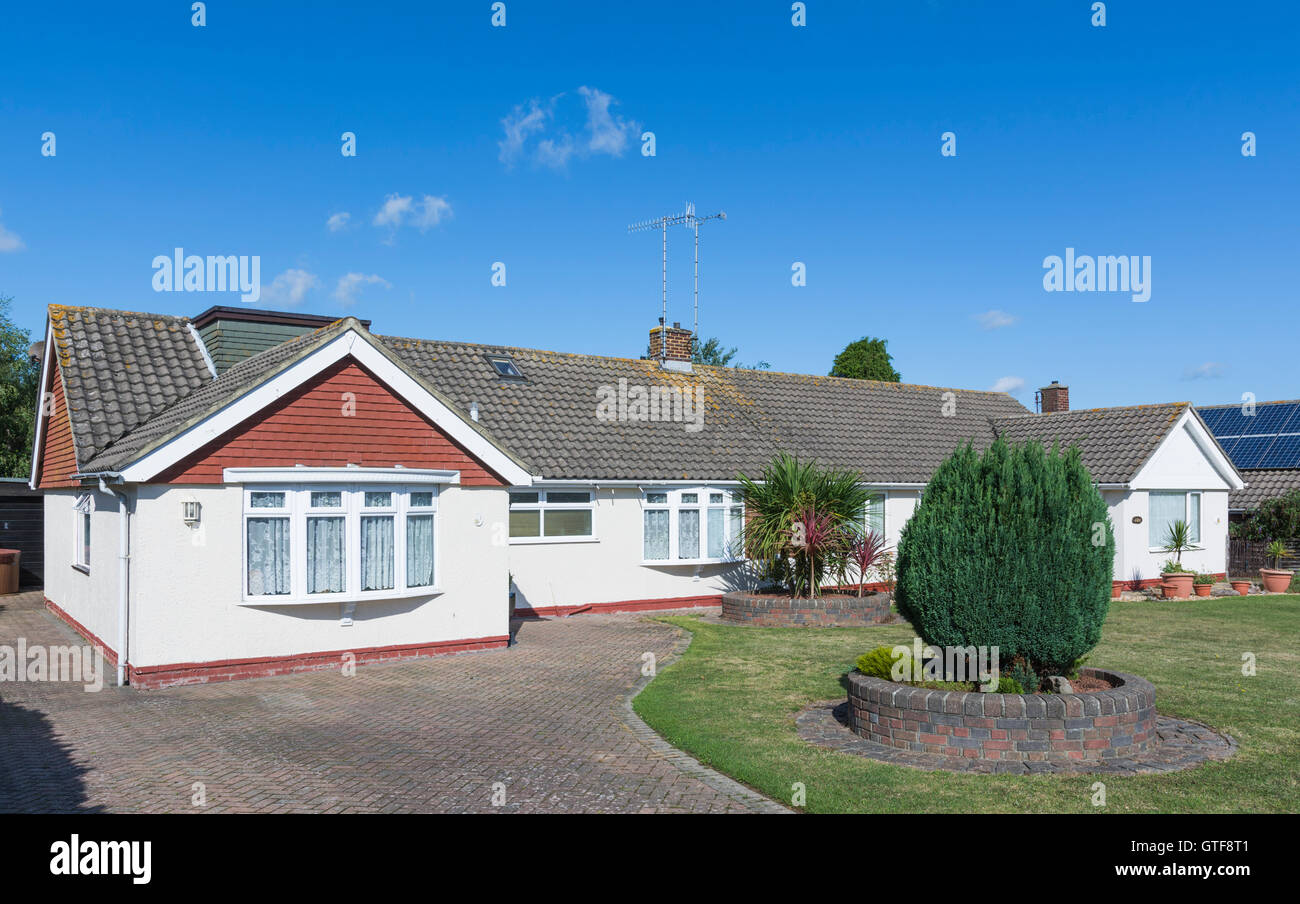 Pequeño bungalow separado con un tejado inclinado en el Reino Unido. Foto de stock