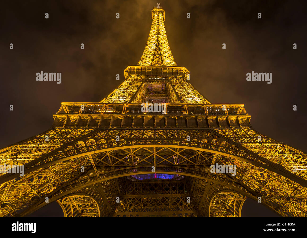 Parte inferior de la vista de noche de la Torre Eiffel Foto de stock
