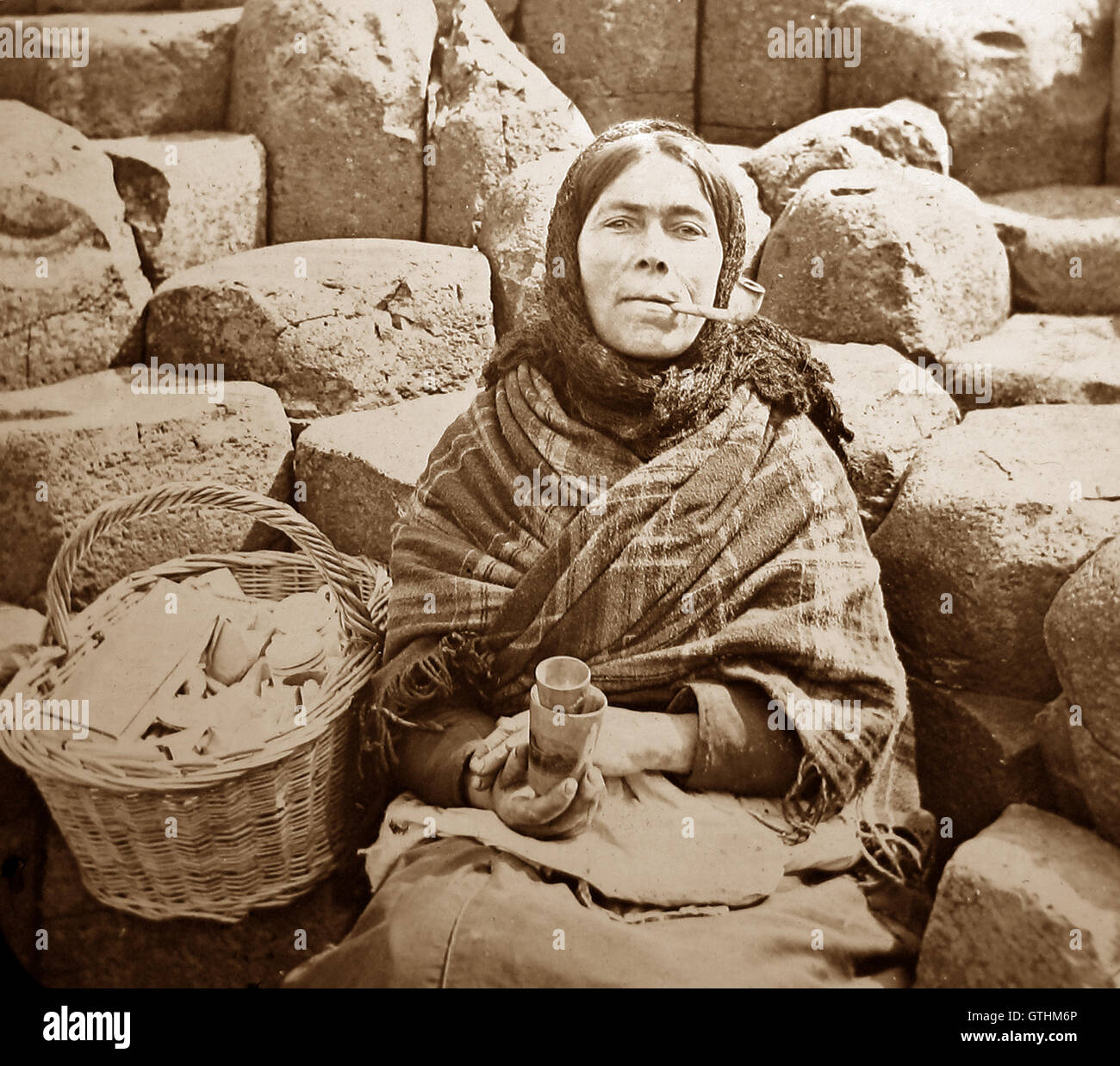 Mujer irlandesa, Giant's Causeway, Irlanda - período Victoriano Foto de stock