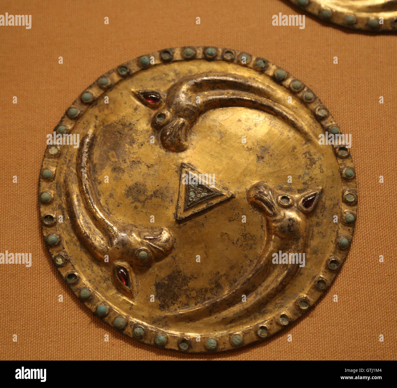 Roundel con grifos. Plata dorada, con incrustaciones de piedras, hierro respaldo. Asia central. Sármatas, 3ª-2ª siglo A.C. Foto de stock